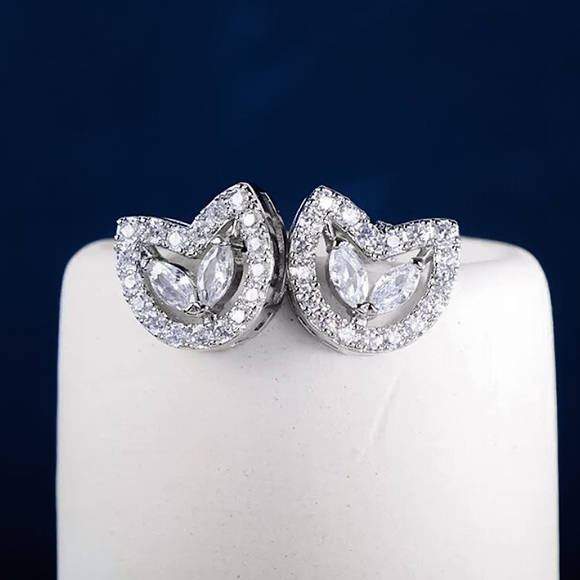 🔵𝟲𝟱%𝗢𝗙𝗙 𝗯𝘂𝗻𝗱𝗹𝗲𝘀 𝟯+🔵 NEW CZ Floral Silver Stud Earrings Earrings - Picture 8 of 10